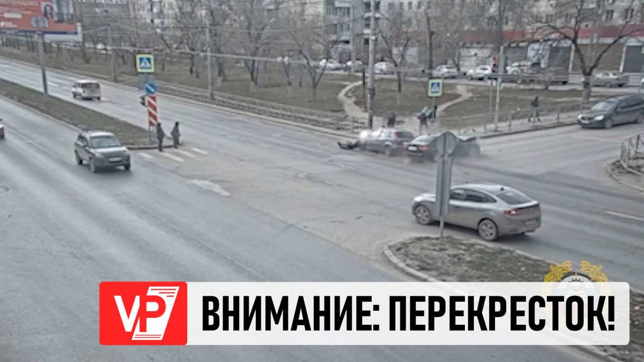 В ВОЛГОГРАДЕ ДВЕ ЛЕГКОВУШКИ СТОЛКНУЛИСЬ НА ПЕРЕКРЕСТКЕ