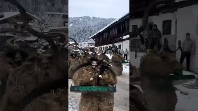 Шествие крампусов в Австрии, которые также известны как «рождественские черти».