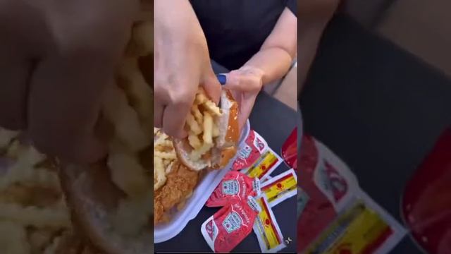 Вкусный гамбургер еда гурман приготовление еды венгрия перерыв