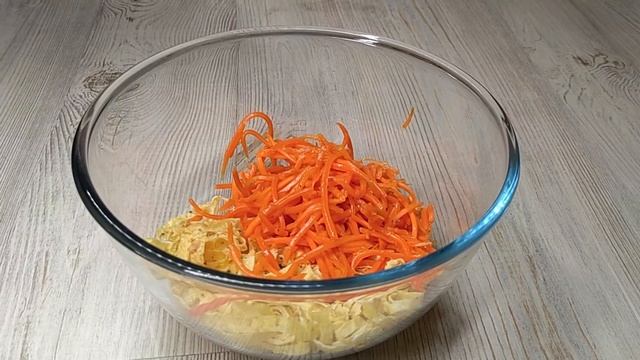 Этот салат бесподобен! Уж очень вкусный и простой.