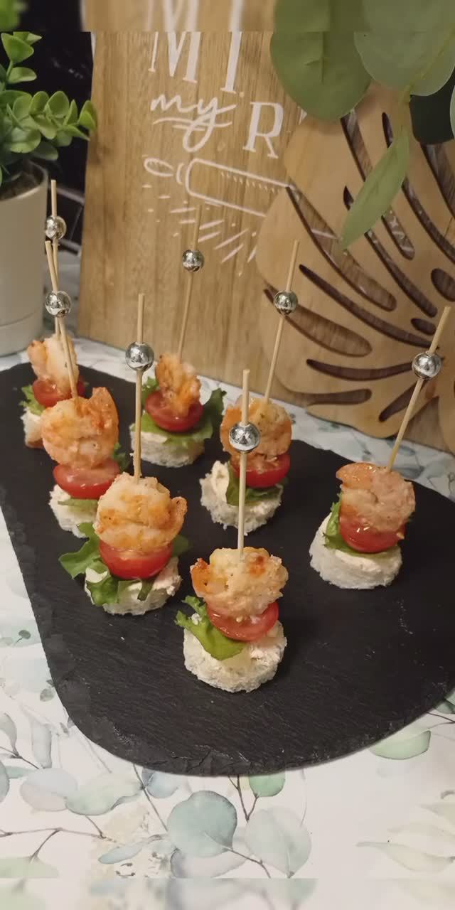 Канапе с красной рыбой и креветкой