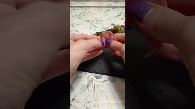 Канапе "колбасная роза"