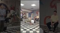 дает жару