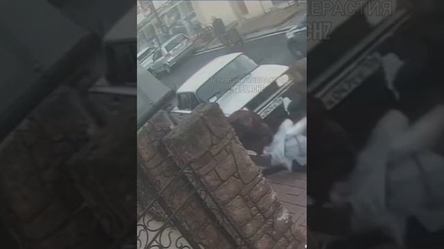 В Сочи местный парень побил абу-бандита, который раскидывал непонятные свёртки по окрестностям