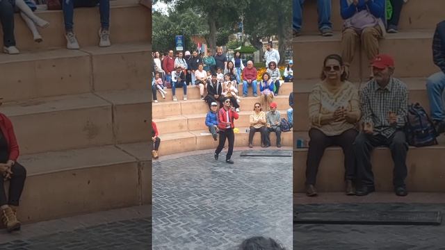 Майкл Джексон веселит туристов