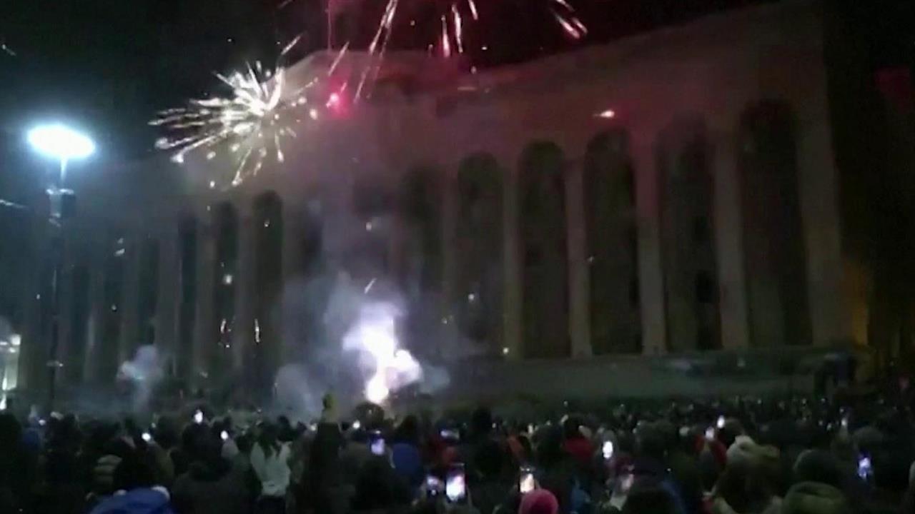 Водометы, слезоточивый газ и шумовые гранаты: ночью в Тбилиси силовикам пришлось снова разгонять ...