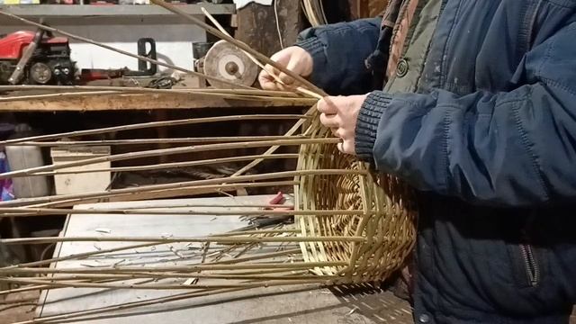 Плетение 5к круглой корзины часть вторая корпус корзины продолжаю плетение

...