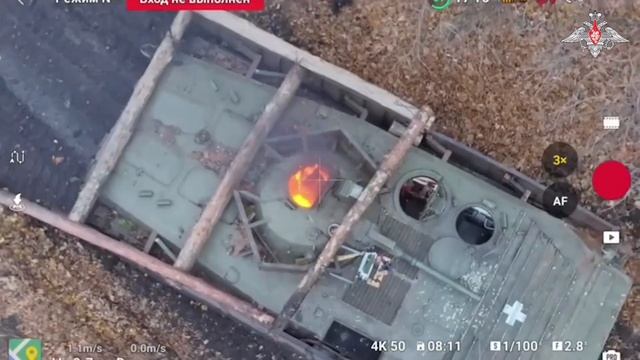 🇷🇺💥Ювелирная точность: Оператор БПЛА сбросил зажигательную смесь в люк БМП-1...🔽🔽🔽