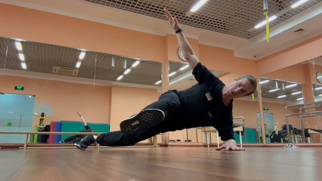 Махи ногой в боковой планке (Alternating Leg Swings)