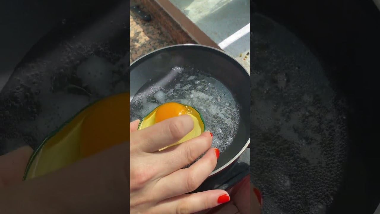 how to make perfect poached eggs / Как приготовить идеальные яйца-пашот # #youtubeshorts  #shorts