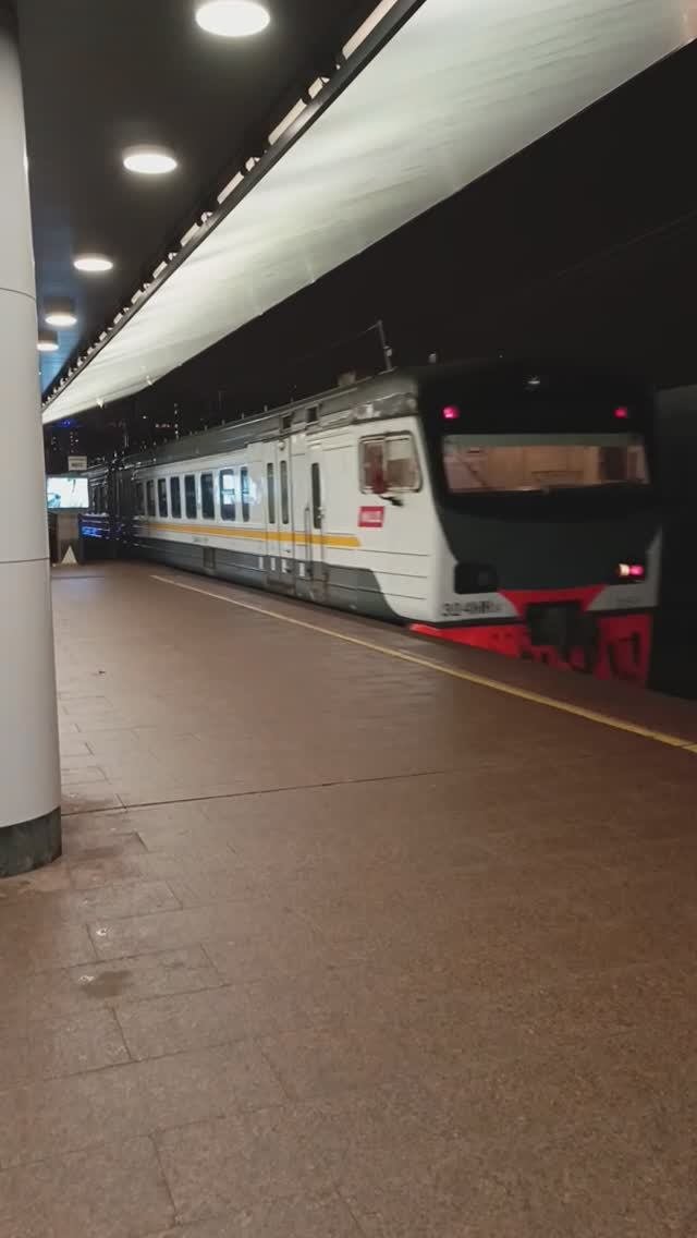 ЭД4МКу-0151 отправляется от Ольгино в сторону Железнодорожной