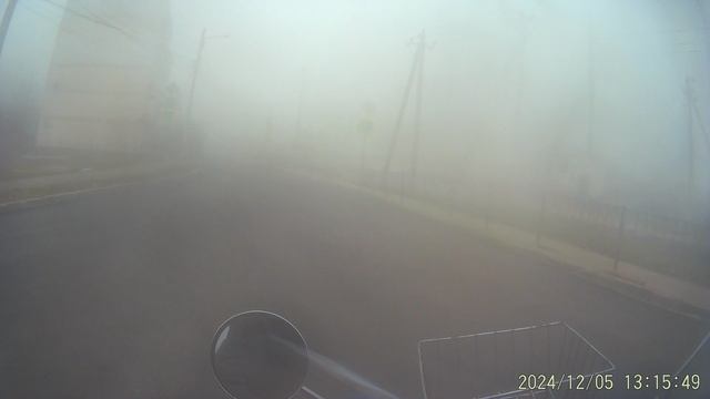 курьер в тумане на мопеде
