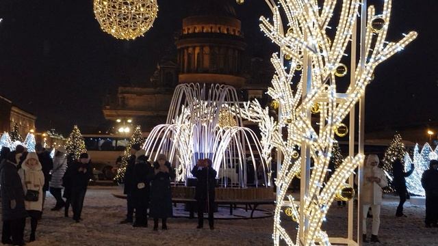 Новогоднее убранство  на Исаакиевской площади.