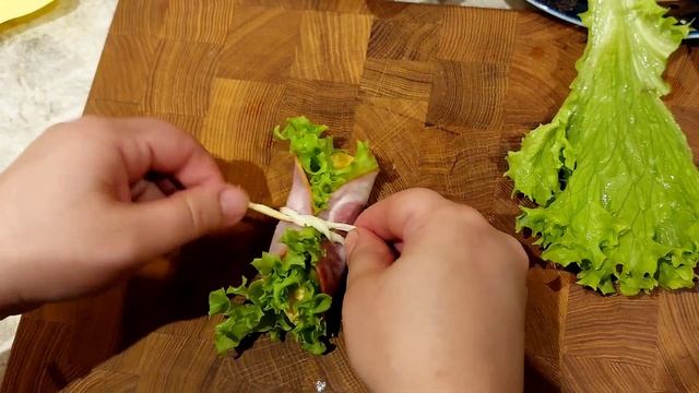 Закуска на праздничный стол. Рулетки из ветчины и сыра