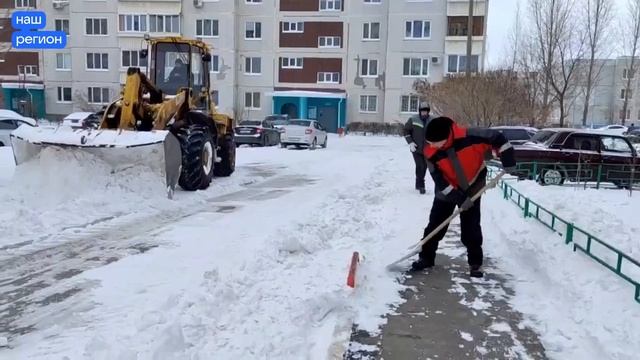Мусаелян Аркадий Юрьевич с раннего утра трудится в одном из дворов Нового города.