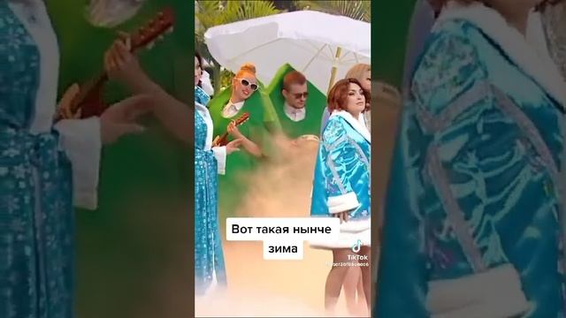 Люди по асфальту на лыжах