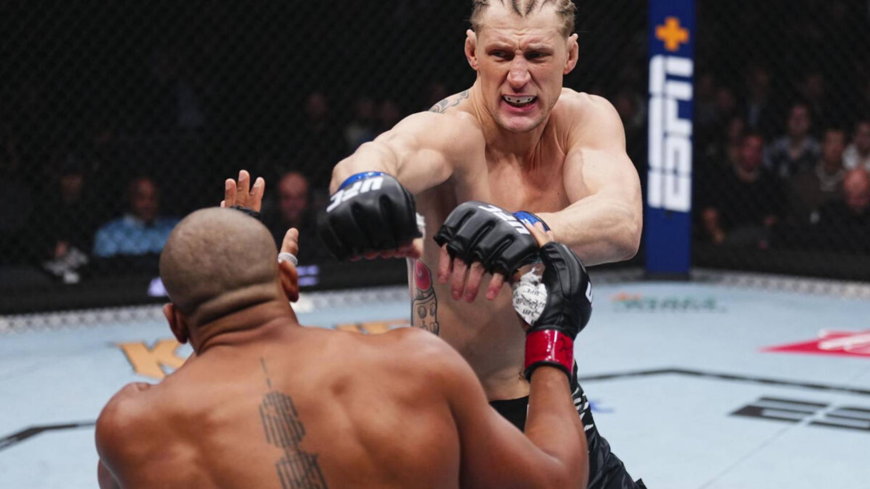 Боец Волков обвинил женщину-судью UFC в украденной победе