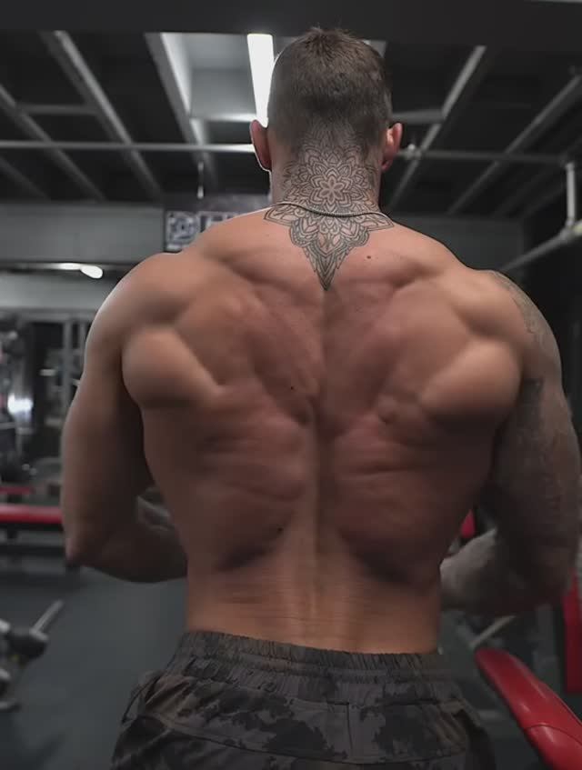 Back Day. Save & smash this mass building workout! 💪 #back #gymstars #rossdickerson