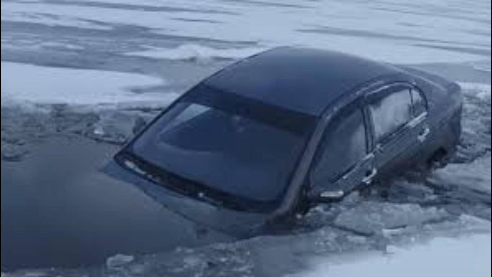 В Архангельской области машина ушла под лед вместе с водителем