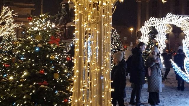 Исаакиевская площадь в новогоднем убранстве.