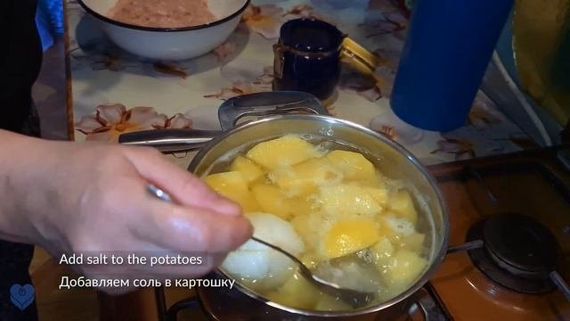 A quick dinner from the chef. How to make mashed potatoes with meatballs? Russian recipe