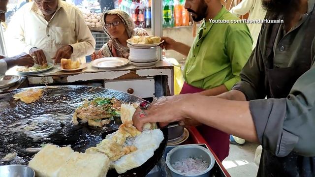 Chilli Fried Burger at Kharadar Food Street | MIRCHI WALA BUN KABAB | Pakistani Street Food