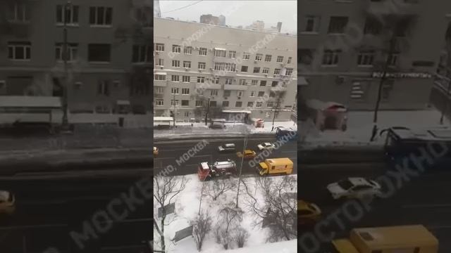 В центре Москвы из-под земли забил трехэтажный фонтан. Из-за аварии временно отключали воду.