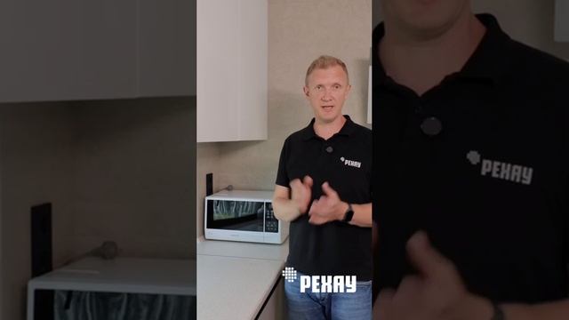 Черное окно на белой кухне в рабочей зоне.