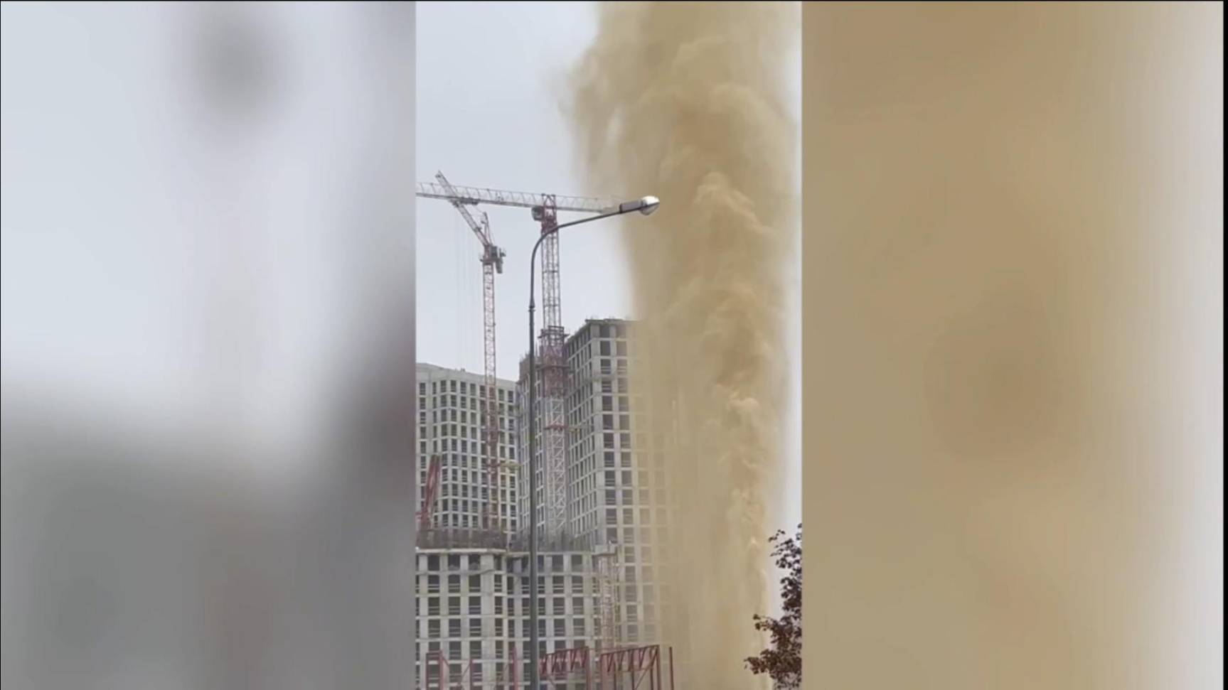 В центре Москвы из-за коммунальной аварии из-под земли забил высокий фонтан