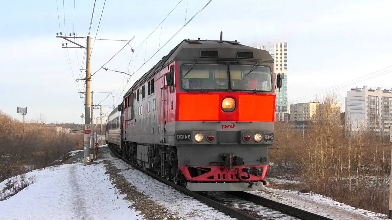 ТЭП70-0495 с пригородным поездом Екатеринбург-Пасс. - Верхний Уфалей на о.п. Ботаническая