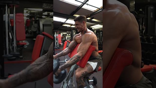 Improve your ‘Bicep Gains’ with these 5 dumbbell exercises💪 #biceps #gymstars #rossdickerson