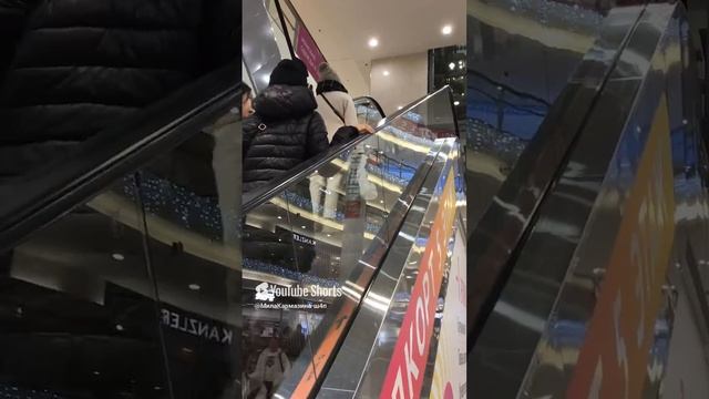 Санкт-Петербург. 08.12.2024. Торговый комплекс «Невский центр», интерьеры. Фрагмент 4