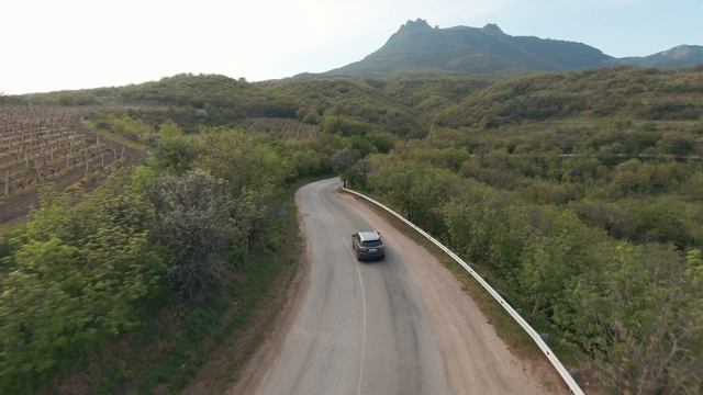 автомобилю едет в горах