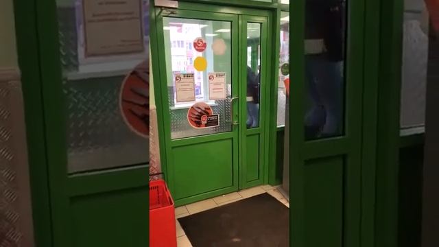НЕАДЕКВАТНАЯ "КУРИЦА" ВЫБИЛА ДВЕРЬ ОГНЕТУШИТЕЛЕМ. "ПЯТЁРОЧКА"
