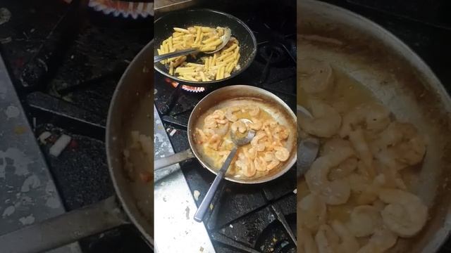 pasta de mostachone con camarones en salsa blanca