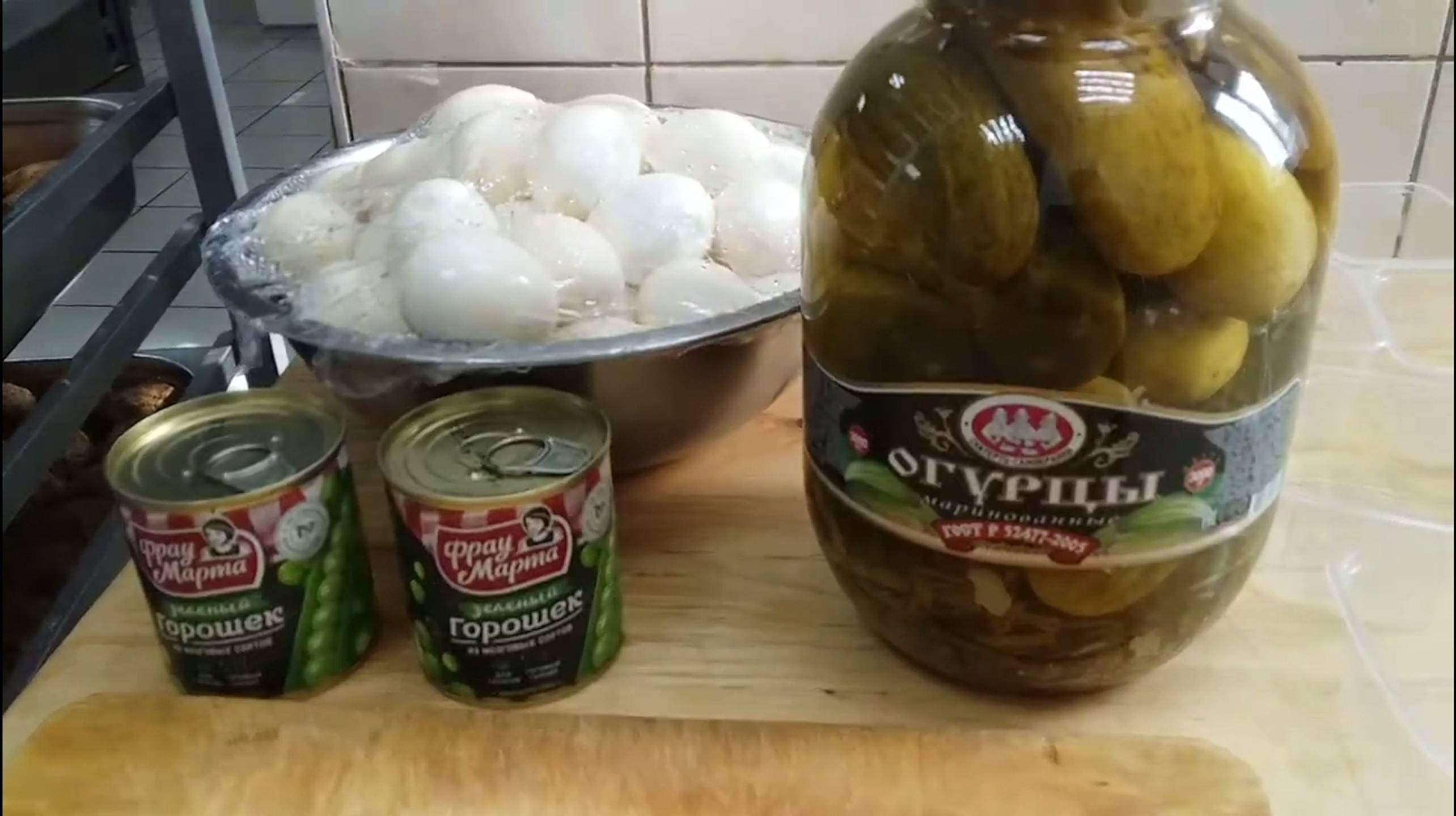 Делаю салаты на закуску.