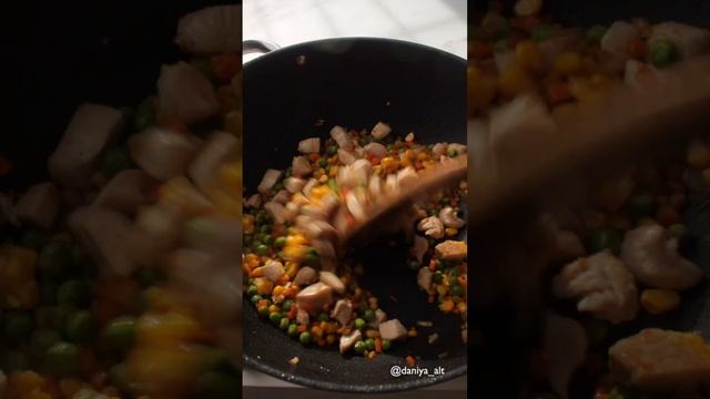 Жареный рис с курицей и овощами 🍚🍲