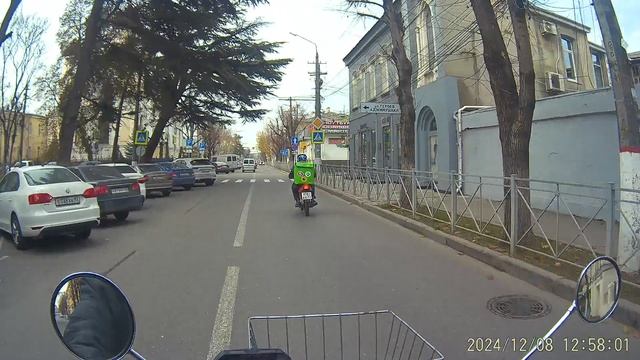 курьер на мопеде
