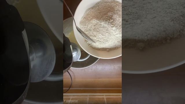 Замешиваем тесто для полезного хлеба