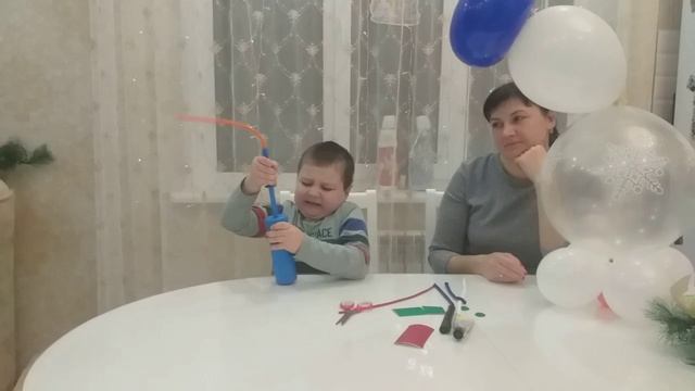 Снеговик из шаров. Новый года. Праздник.