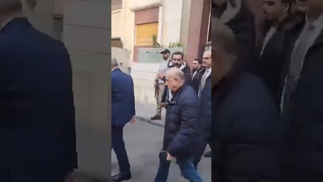 ⚡️Премьер-министр Сирии покидает свой дом и направляется в отель, чтобы передать власть боевикам