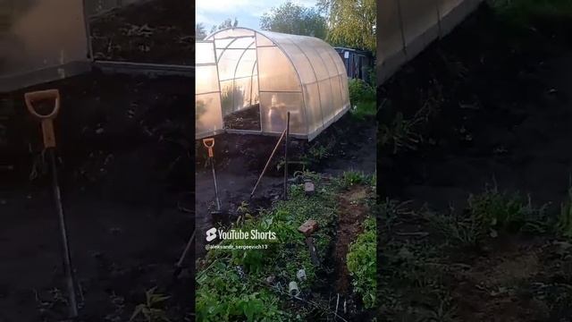 Под теплицей теперь поднят уровень земли