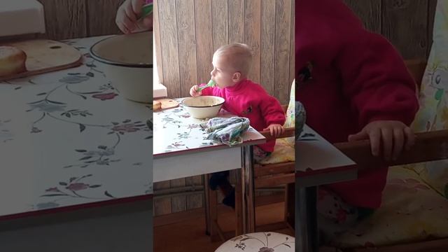 Илюха кушает кашу. Самостоятельный малыш