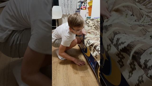 школьник в поисках нужной тетради.mp4