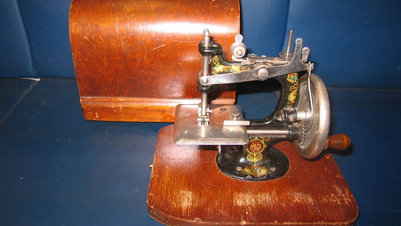 ДЕТСКАЯ ШВЕЙНАЯ МАШИНКА ПМЗ 30-40 годы выпуска.