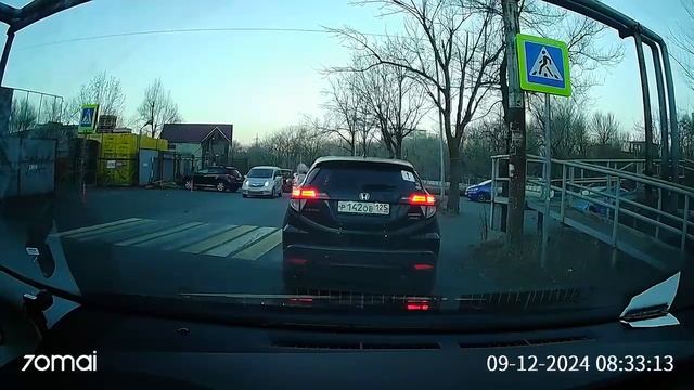 Во Владивостоке в районе Бородинской иностранный специалист г/н Т773ХЕ125 чуть не сбил женщину !!!