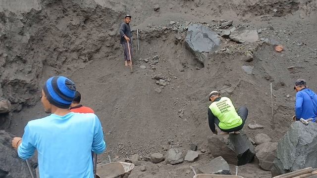 Строительство, шахтёры копают песок, попутно разбивая камни