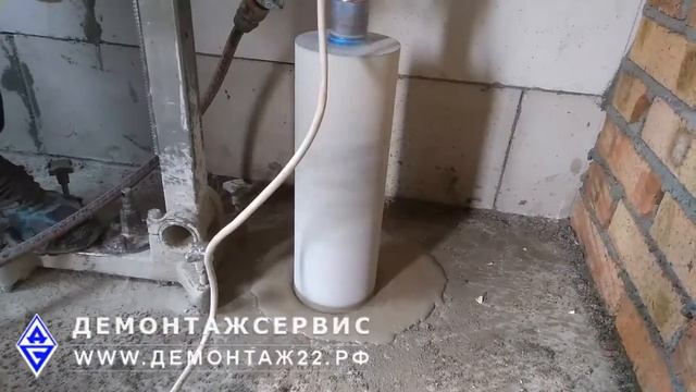 Отверстие под канализацию в полу.