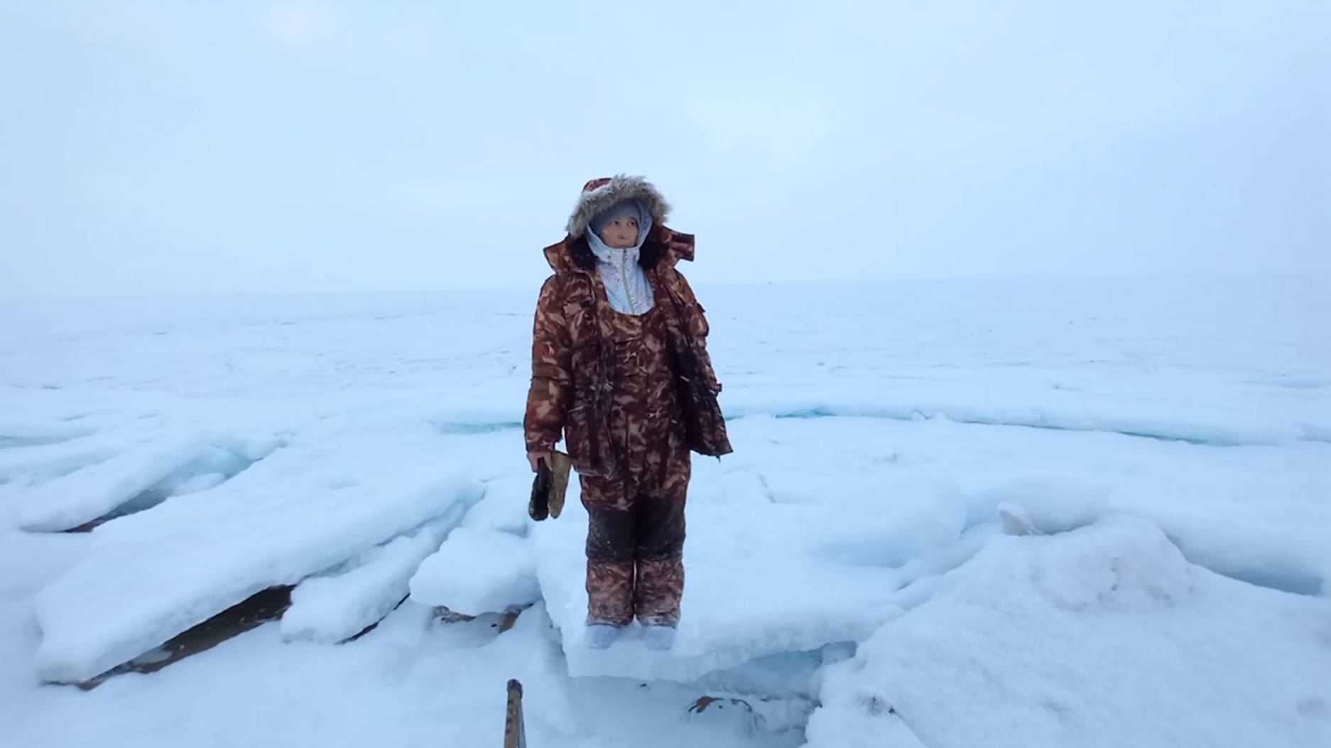 Собрались за крабом на море, лед еще "синий", мокрый..