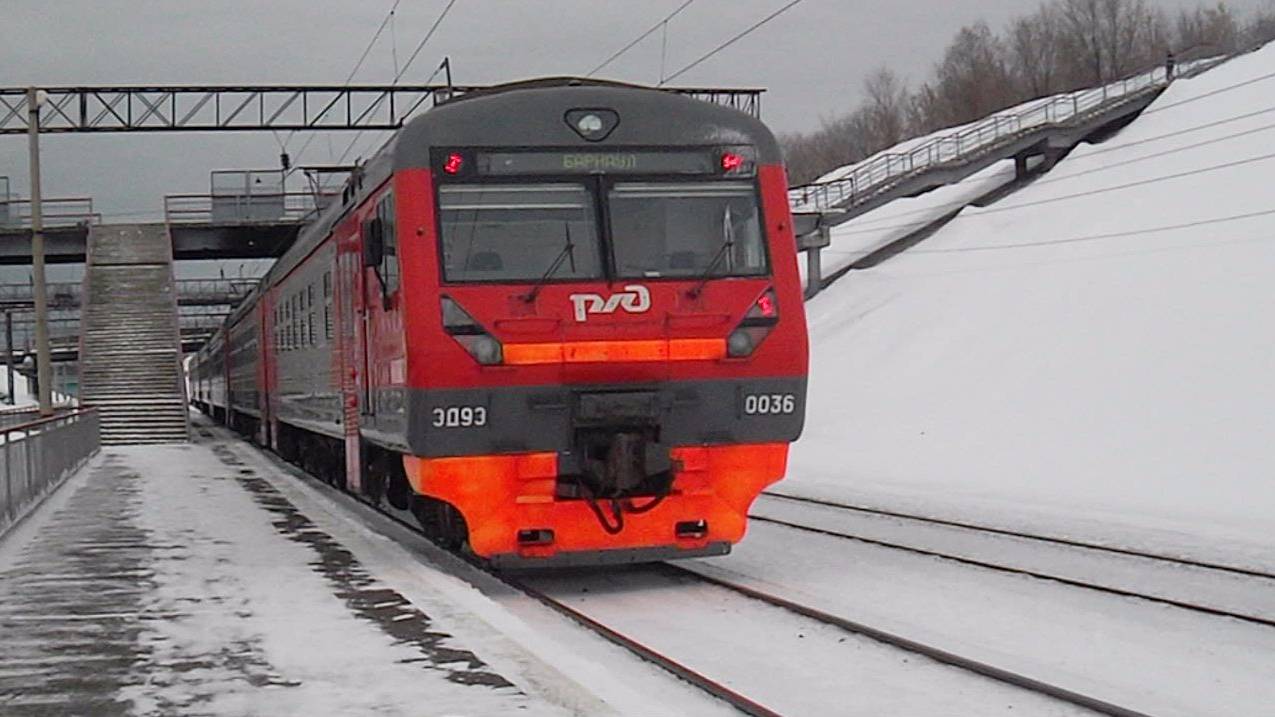 Электропоезд ЭД9Э-0036 с приветливой бригадой.